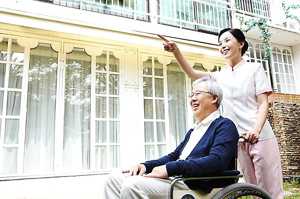 포토 JPG 주간 라이프스타일 응시 여자 할아버지 노년 남자 서기 미소 웃음 사람 앉기 동양인 손짓 성인 야외 두명 옆모습 30대 실버라이프 노후 한국인 간호사 가리킴 도움 보호 60대 복지 휠체어 노인복지 요양 요양원 노인요양 요양보호사 돌봄서비스 돌보미 국내포토 자연요소 직업 시선 뷰포인트 컨셉 모션 표정 인종 생활 장년 의료진 간호 사회이슈 서비스 파일형식