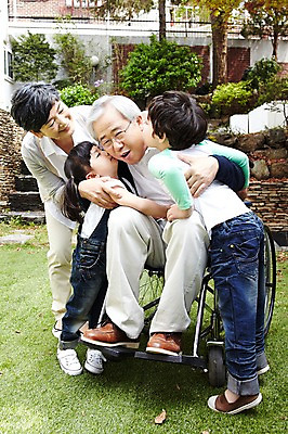 포토 JPG 주간 전신 라이프스타일 여자 할아버지 노년 남자 할머니 어린이 가족 손자 손녀 키스 서기 미소 사람 앉기 동양인 소녀 소년 잔디 여러명 성인 야외 실버라이프 노후 한국인 도움 보호 60대 복지 손주 휠체어 노인복지 요양 요양원 노인요양 돌봄서비스 돌보미 국내포토 자연요소 식물 직업 다수 컨셉 관계 모션 표정 인종 생활 간호 사회이슈 서비스 애정표현 파일형식