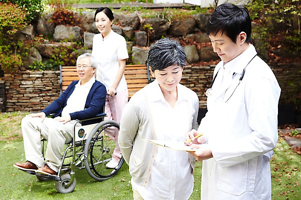 포토 JPG 주간 라이프스타일 응시 여자 할아버지 노년 남자 할머니 벤치 의자 가족 청진기 서기 미소 웃음 들기 사람 앉기 동양인 잔디 여러명 성인 야외 아웃포커스 30대 실버라이프 노후 펜 진료 한국인 간호사 의사 가운 의사가운 도움 보호 60대 복지 휠체어 상담 노인복지 요양 요양원 노인요양 요양보호사 서류판 돌봄서비스 돌보미 국내포토 자연요소 식물 직업 시선 옷 가구 다수 컨셉 의학 관계 의료기기 모션 촬영기법 표정 인종 생활 장년 필기구 사무용품 의료진 간호 사회이슈 서비스 파일형식