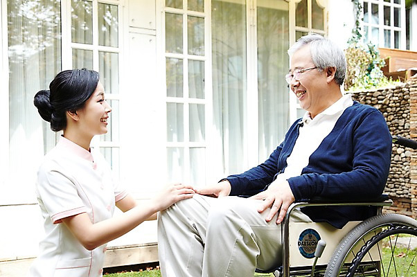 포토 JPG 주간 라이프스타일 여자 할아버지 노년 남자 미소 웃음 사람 앉기 동양인 성인 야외 두명 옆모습 30대 실버라이프 노후 마주보기 한국인 간호사 도움 보호 60대 복지 휠체어 노인복지 요양 요양원 노인요양 요양보호사 돌봄서비스 돌보미 국내포토 자연요소 직업 뷰포인트 컨셉 모션 표정 인종 생활 장년 의료진 간호 사회이슈 서비스 파일형식