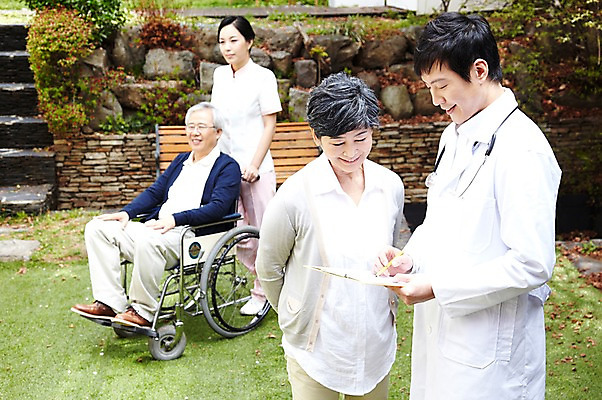 포토 JPG 주간 라이프스타일 응시 여자 할아버지 노년 남자 할머니 벤치 의자 가족 청진기 서기 미소 웃음 들기 사람 앉기 동양인 잔디 여러명 성인 야외 아웃포커스 30대 실버라이프 노후 펜 진료 한국인 간호사 의사 가운 의사가운 도움 보호 60대 복지 휠체어 상담 노인복지 요양 요양원 노인요양 요양보호사 서류판 돌봄서비스 돌보미 국내포토 자연요소 식물 직업 시선 옷 가구 다수 컨셉 의학 관계 의료기기 모션 촬영기법 표정 인종 생활 장년 필기구 사무용품 의료진 간호 사회이슈 서비스 파일형식