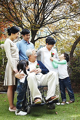 포토 JPG 주간 전신 나무 식물 라이프스타일 여자 기념일 할아버지 노년 남자 꽃 딸 아들 할머니 어린이 가족 엄마 손자 손녀 대가족 서기 미소 웃음 사람 앉기 동양인 소녀 소년 잔디 여러명 성인 야외 앞모습 30대 실버라이프 노후 부모 한국인 자녀 도움 아빠 보호 60대 어버이날 복지 손주 카네이션 며느리 휠체어 노인복지 요양 요양원 노인요양 돌봄서비스 돌보미 국내포토 자연요소 직업 뷰포인트 다수 컨셉 관계 모션 표정 인종 이벤트 생활 장년 간호 사회이슈 서비스 파일형식