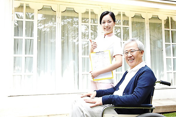 포토 JPG 주간 라이프스타일 여자 할아버지 노년 남자 서기 미소 웃음 들기 사람 앉기 동양인 손짓 성인 야외 두명 옆모습 30대 실버라이프 노후 한국인 간호사 최고 도움 보호 60대 복지 휠체어 노인복지 요양 요양원 노인요양 요양보호사 서류판 돌봄서비스 돌보미 국내포토 자연요소 직업 뷰포인트 컨셉 모션 표정 인종 생활 장년 사무용품 의료진 간호 사회이슈 서비스 파일형식