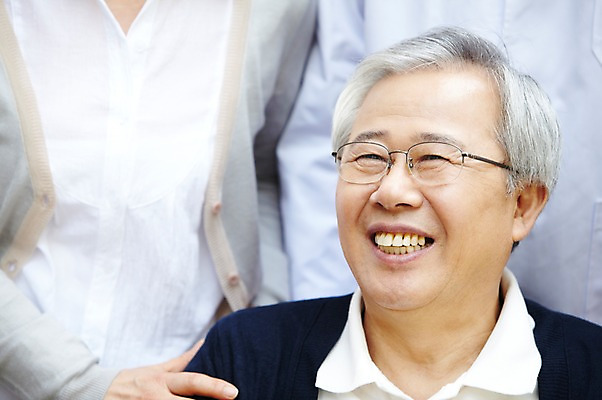 포토 JPG 라이프스타일 할아버지 노년 남자 안경 가족 미소 웃음 사람 동양인 상반신 앞모습 아웃포커스 실버라이프 노후 한국인 도움 보호 60대 복지 노인복지 요양 요양원 노인요양 남자만 노인만 노인남자만 안경낌 돌봄서비스 돌보미 국내포토 직업 잡화 뷰포인트 컨셉 관계 촬영기법 표정 인종 성인 생활 간호 사회이슈 서비스 성인만 파일형식