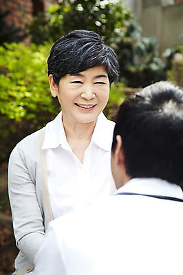 포토 JPG 주간 라이프스타일 여자 노년 남자 할머니 미소 웃음 사람 동양인 상반신 성인 야외 두명 앞모습 뒷모습 아웃포커스 30대 실버라이프 노후 마주보기 한국인 의사 가운 의사가운 도움 보호 60대 복지 노인복지 요양 요양원 노인요양 요양보호사 돌봄서비스 돌보미 국내포토 자연요소 직업 옷 뷰포인트 컨셉 모션 촬영기법 표정 인종 생활 장년 의료진 간호 사회이슈 서비스 파일형식