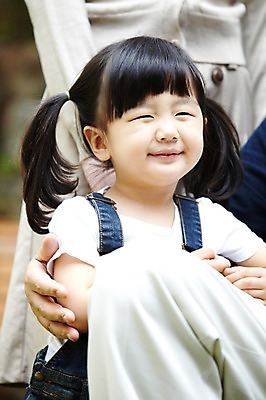 포토 JPG 주간 라이프스타일 여자 딸 어린이 가족 양갈래머리 미소 웃음 사람 동양인 소녀 상반신 야외 앞모습 아웃포커스 한국인 도움 보호 복지 여자만 어린이만 국내포토 자연요소 헤어스타일 뷰포인트 컨셉 관계 촬영기법 표정 인종 생활 사회이슈 파일형식