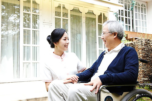 포토 JPG 주간 라이프스타일 여자 할아버지 노년 남자 미소 웃음 사람 앉기 동양인 성인 야외 두명 옆모습 30대 실버라이프 노후 마주보기 한국인 간호사 도움 보호 60대 복지 휠체어 노인복지 요양 요양원 노인요양 요양보호사 돌봄서비스 돌보미 국내포토 자연요소 직업 뷰포인트 컨셉 모션 표정 인종 생활 장년 의료진 간호 사회이슈 서비스 파일형식