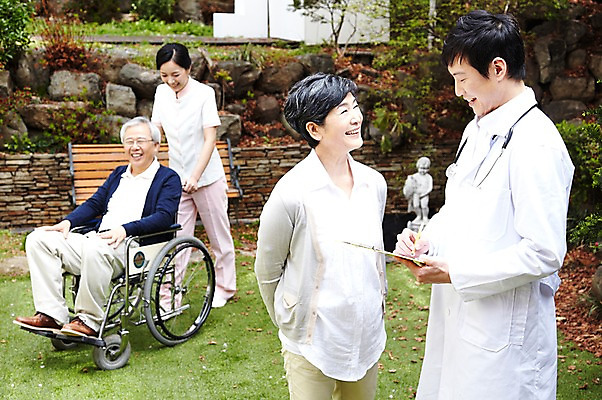 포토 JPG 주간 라이프스타일 여자 할아버지 노년 남자 할머니 벤치 의자 가족 청진기 서기 미소 웃음 들기 사람 앉기 동양인 잔디 여러명 성인 야외 아웃포커스 30대 실버라이프 노후 펜 진료 한국인 간호사 의사 가운 의사가운 도움 보호 60대 복지 휠체어 상담 노인복지 요양 요양원 노인요양 요양보호사 서류판 돌봄서비스 돌보미 국내포토 자연요소 식물 직업 옷 가구 다수 컨셉 의학 관계 의료기기 모션 촬영기법 표정 인종 생활 장년 필기구 사무용품 의료진 간호 사회이슈 서비스 파일형식