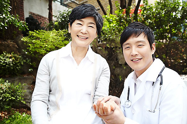 포토 JPG 주간 라이프스타일 여자 노년 남자 할머니 청진기 미소 웃음 사람 동양인 상반신 성인 야외 두명 앞모습 아웃포커스 30대 실버라이프 노후 손잡기 한국인 의사 가운 의사가운 도움 보호 60대 복지 노인복지 요양 요양원 노인요양 요양보호사 돌봄서비스 돌보미 국내포토 자연요소 직업 옷 뷰포인트 컨셉 의료기기 모션 촬영기법 표정 인종 생활 장년 의료진 간호 사회이슈 서비스 파일형식