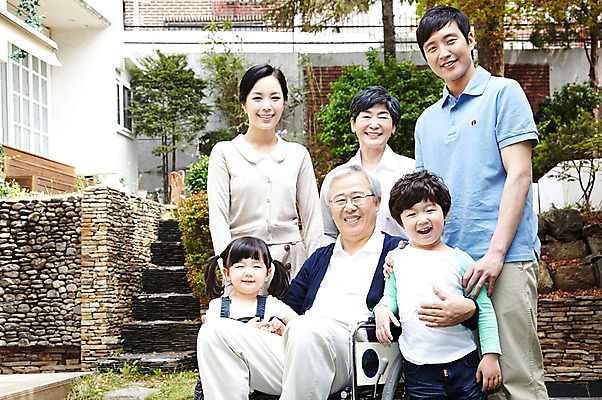 포토 JPG 주간 라이프스타일 여자 할아버지 노년 남자 딸 아들 할머니 어린이 가족 엄마 손자 손녀 대가족 서기 미소 웃음 사람 앉기 동양인 소녀 소년 여러명 성인 야외 앞모습 30대 실버라이프 노후 부모 한국인 자녀 도움 아빠 보호 60대 복지 손주 며느리 휠체어 노인복지 요양 요양원 노인요양 돌봄서비스 돌보미 국내포토 자연요소 직업 뷰포인트 다수 컨셉 관계 모션 표정 인종 생활 장년 간호 사회이슈 서비스 파일형식