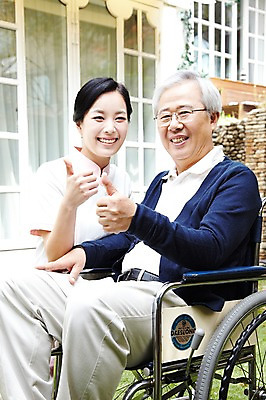 포토 JPG 주간 라이프스타일 여자 할아버지 노년 남자 미소 웃음 사람 앉기 동양인 손짓 성인 야외 두명 옆모습 30대 실버라이프 노후 한국인 간호사 최고 도움 보호 60대 복지 휠체어 노인복지 요양 요양원 노인요양 요양보호사 돌봄서비스 돌보미 국내포토 자연요소 직업 뷰포인트 컨셉 모션 표정 인종 생활 장년 의료진 간호 사회이슈 서비스 파일형식