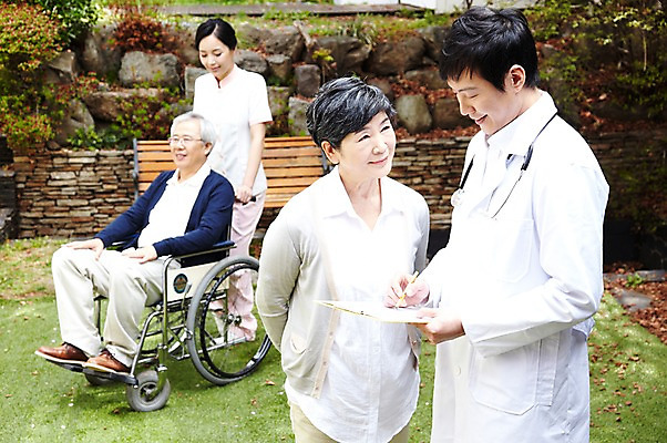 포토 JPG 주간 라이프스타일 여자 할아버지 노년 남자 할머니 벤치 의자 가족 청진기 서기 미소 웃음 들기 사람 앉기 동양인 잔디 여러명 성인 야외 아웃포커스 30대 실버라이프 노후 펜 진료 한국인 간호사 의사 가운 의사가운 도움 보호 60대 복지 휠체어 상담 노인복지 요양 요양원 노인요양 요양보호사 서류판 돌봄서비스 돌보미 국내포토 자연요소 식물 직업 옷 가구 다수 컨셉 의학 관계 의료기기 모션 촬영기법 표정 인종 생활 장년 필기구 사무용품 의료진 간호 사회이슈 서비스 파일형식