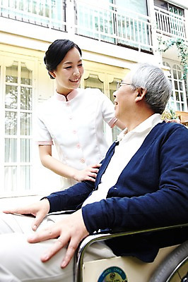 포토 JPG 주간 라이프스타일 여자 할아버지 노년 남자 서기 미소 웃음 사람 앉기 동양인 성인 야외 두명 옆모습 30대 실버라이프 노후 마주보기 한국인 간호사 도움 보호 60대 복지 휠체어 노인복지 요양 요양원 노인요양 요양보호사 돌봄서비스 돌보미 국내포토 자연요소 직업 뷰포인트 컨셉 모션 표정 인종 생활 장년 의료진 간호 사회이슈 서비스 파일형식