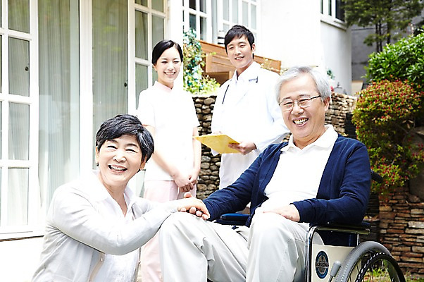 포토 JPG 주간 라이프스타일 여자 할아버지 노년 남자 할머니 가족 청진기 서기 미소 웃음 들기 사람 앉기 동양인 여러명 성인 야외 30대 실버라이프 노후 손잡기 한국인 간호사 의사 가운 의사가운 도움 보호 60대 복지 휠체어 노인복지 요양 요양원 노인요양 요양보호사 서류판 돌봄서비스 돌보미 국내포토 자연요소 직업 옷 다수 컨셉 관계 의료기기 모션 표정 인종 생활 장년 사무용품 의료진 간호 사회이슈 서비스 파일형식