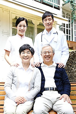 포토 JPG 주간 라이프스타일 여자 할아버지 노년 남자 할머니 벤치 의자 가족 청진기 서기 미소 웃음 사람 앉기 동양인 여러명 성인 야외 앞모습 30대 실버라이프 노후 한국인 간호사 의사 가운 의사가운 도움 보호 60대 복지 노인복지 요양 요양원 노인요양 요양보호사 돌봄서비스 돌보미 국내포토 자연요소 직업 옷 뷰포인트 가구 다수 컨셉 관계 의료기기 모션 표정 인종 생활 장년 의료진 간호 사회이슈 서비스 파일형식