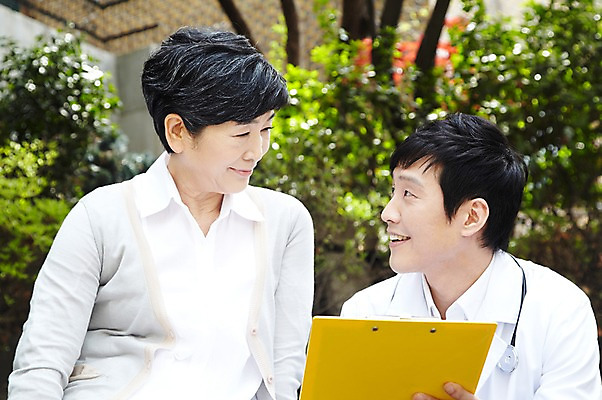 포토 JPG 주간 라이프스타일 여자 노년 남자 할머니 청진기 미소 웃음 들기 사람 동양인 상반신 성인 야외 두명 앞모습 아웃포커스 30대 실버라이프 노후 마주보기 진료 한국인 의사 가운 의사가운 도움 보호 60대 복지 상담 노인복지 요양 요양원 노인요양 요양보호사 서류판 돌봄서비스 돌보미 국내포토 자연요소 직업 옷 뷰포인트 컨셉 의학 의료기기 모션 촬영기법 표정 인종 생활 장년 사무용품 의료진 간호 사회이슈 서비스 파일형식