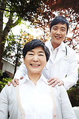 포토 JPG 주간 라이프스타일 여자 노년 남자 할머니 로우앵글 청진기 미소 웃음 사람 동양인 상반신 성인 야외 두명 앞모습 아웃포커스 30대 실버라이프 노후 한국인 의사 가운 의사가운 도움 보호 60대 복지 노인복지 요양 요양원 노인요양 요양보호사 돌봄서비스 돌보미 국내포토 자연요소 직업 옷 뷰포인트 컨셉 의료기기 촬영기법 표정 인종 생활 장년 의료진 간호 사회이슈 서비스 파일형식