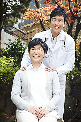 포토 JPG 주간 라이프스타일 여자 노년 남자 할머니 청진기 서기 미소 웃음 사람 앉기 동양인 성인 야외 두명 앞모습 아웃포커스 30대 실버라이프 노후 한국인 의사 가운 의사가운 도움 보호 60대 복지 노인복지 요양 요양원 노인요양 요양보호사 돌봄서비스 돌보미 국내포토 자연요소 직업 옷 뷰포인트 컨셉 의료기기 모션 촬영기법 표정 인종 생활 장년 의료진 간호 사회이슈 서비스 파일형식