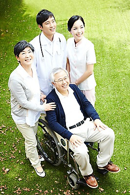 포토 JPG 주간 전신 라이프스타일 응시 여자 할아버지 노년 남자 할머니 가족 청진기 서기 미소 웃음 사람 앉기 동양인 잔디 여러명 성인 야외 앞모습 30대 실버라이프 노후 하이앵글 한국인 간호사 의사 올려보기 가운 의사가운 도움 보호 60대 복지 휠체어 노인복지 요양 요양원 노인요양 요양보호사 돌봄서비스 돌보미 국내포토 자연요소 식물 직업 시선 옷 뷰포인트 다수 컨셉 관계 의료기기 모션 표정 인종 생활 장년 의료진 간호 사회이슈 서비스 파일형식