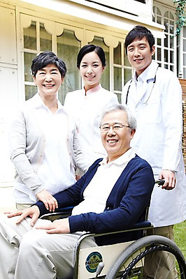 포토 JPG 주간 라이프스타일 여자 할아버지 노년 남자 할머니 가족 청진기 서기 미소 웃음 사람 앉기 동양인 여러명 성인 야외 30대 실버라이프 노후 한국인 간호사 의사 가운 의사가운 도움 보호 60대 복지 휠체어 노인복지 요양 요양원 노인요양 요양보호사 돌봄서비스 돌보미 국내포토 자연요소 직업 옷 다수 컨셉 관계 의료기기 모션 표정 인종 생활 장년 의료진 간호 사회이슈 서비스 파일형식