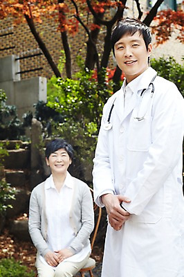 포토 JPG 주간 라이프스타일 여자 노년 남자 할머니 청진기 서기 미소 웃음 사람 앉기 동양인 성인 야외 두명 앞모습 아웃포커스 30대 실버라이프 노후 한국인 의사 가운 의사가운 도움 보호 60대 복지 노인복지 요양 요양원 노인요양 요양보호사 돌봄서비스 돌보미 국내포토 자연요소 직업 옷 뷰포인트 컨셉 의료기기 모션 촬영기법 표정 인종 생활 장년 의료진 간호 사회이슈 서비스 파일형식