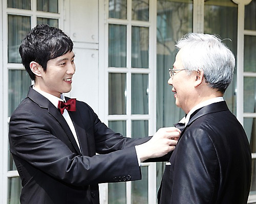 포토 JPG 주간 라이프스타일 할아버지 노년 남자 행복 안경 아들 신랑 결혼 가족 나비넥타이 미소 웃음 사람 동양인 정장 턱시도 상반신 성인 야외 두명 옆모습 아웃포커스 30대 실버라이프 부모 마주보기 한국인 자녀 아빠 축복 60대 리마인드웨딩 몸단장 부자지간 남자만 안경낌 국내포토 자연요소 잡화 옷 감정 뷰포인트 컨셉 관계 모션 넥타이 촬영기법 표정 인종 이벤트 생활 장년 파일형식