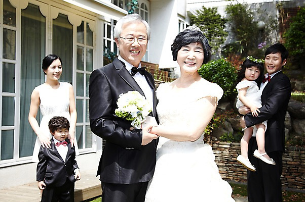 포토 JPG 주간 라이프스타일 여자 할아버지 노년 남자 딸 행복 아들 할머니 어린이 부케 웨딩드레스 결혼 가족 안기 엄마 손자 손녀 대가족 서기 미소 웃음 들기 사람 동양인 정장 턱시도 소녀 소년 여러명 성인 야외 30대 실버라이프 부모 한국인 자녀 아빠 축복 60대 손주 며느리 가족사진 리마인드웨딩 국내포토 자연요소 드레스 옷 감정 꽃다발 다수 컨셉 관계 모션 표정 인종 이벤트 생활 장년 파일형식 단체사진