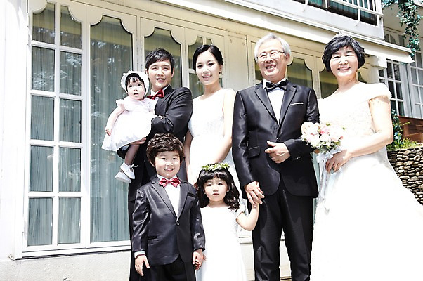 포토 JPG 주간 라이프스타일 여자 할아버지 노년 남자 딸 행복 아들 할머니 어린이 부케 웨딩드레스 결혼 가족 안기 엄마 손자 손녀 대가족 서기 미소 웃음 들기 사람 동양인 정장 턱시도 소녀 소년 여러명 성인 야외 앞모습 30대 실버라이프 부모 손잡기 한국인 자녀 아기 아빠 축복 60대 손주 며느리 가족사진 리마인드웨딩 국내포토 자연요소 드레스 옷 감정 뷰포인트 꽃다발 다수 컨셉 관계 모션 표정 인종 이벤트 생활 장년 파일형식 단체사진