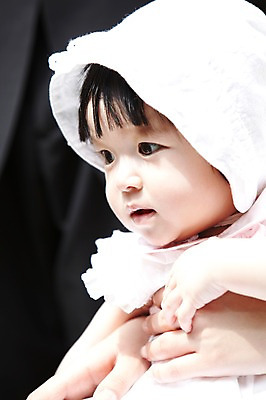 포토 JPG 모자 잡화 여자 딸 행복 한명 사람 동양인 근접촬영 상반신 옆모습 아웃포커스 아기 축복 여자만 여자한명만 아기만 여자아기만 여자아기한명만 국내포토 1 감정 뷰포인트 컨셉 가족 촬영기법 인종 파일형식