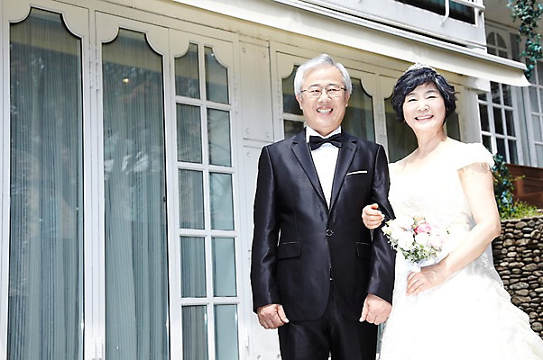 포토 JPG 주간 라이프스타일 부부 커플 드레스 여자 할아버지 노년 남자 행복 할머니 신부 부케 웨딩드레스 신랑 결혼 서기 미소 웃음 들기 사람 동양인 정장 턱시도 성인 야외 두명 앞모습 실버라이프 팔짱 노부부 한국인 축복 60대 리마인드웨딩 노인만 국내포토 자연요소 옷 감정 뷰포인트 꽃다발 컨셉 관계 모션 표정 인종 이벤트 생활 성인만 파일형식