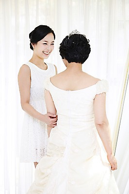 포토 JPG 라이프스타일 드레스 여자 노년 딸 행복 할머니 신부 웨딩드레스 결혼 가족 모녀 엄마 실내 서기 미소 웃음 사람 동양인 성인 두명 뒷모습 30대 실버라이프 부모 마주보기 팔짱 거울 한국인 자녀 커튼 축복 60대 며느리 리마인드웨딩 여자만 국내포토 옷 감정 뷰포인트 컨셉 관계 모션 표정 인종 이벤트 내부 생활 장년 파일형식