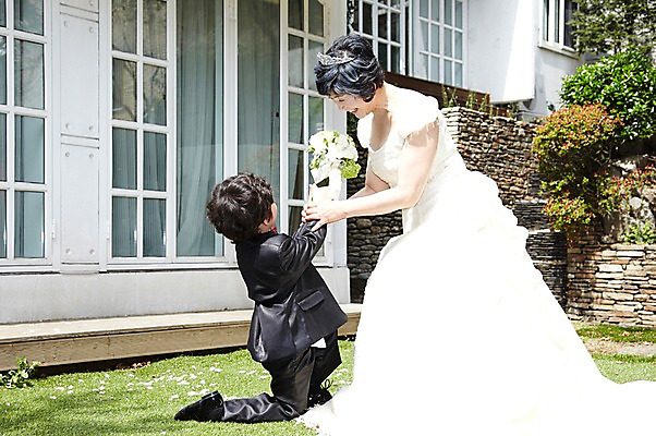 포토 JPG 주간 전신 라이프스타일 여자 노년 남자 행복 할머니 어린이 부케 웨딩드레스 결혼 프로포즈 가족 손자 서기 미소 웃음 들기 사람 동양인 정장 턱시도 소년 잔디 성인 야외 두명 옆모습 실버라이프 마주보기 한국인 축복 60대 무릎꿇기 주기 리마인드웨딩 국내포토 자연요소 식물 드레스 옷 감정 뷰포인트 꽃다발 컨셉 관계 모션 표정 인종 이벤트 생활 손주 파일형식