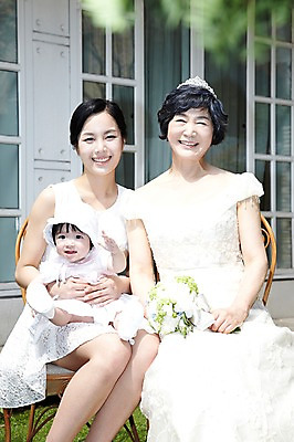 포토 JPG 주간 라이프스타일 여자 노년 딸 행복 할머니 부케 웨딩드레스 결혼 가족 모녀 엄마 손녀 미소 웃음 들기 사람 앉기 동양인 성인 야외 앞모습 세명 30대 실버라이프 부모 한국인 자녀 아기 축복 60대 며느리 가족사진 리마인드웨딩 여자만 국내포토 자연요소 드레스 감정 뷰포인트 꽃다발 컨셉 관계 모션 표정 인종 이벤트 생활 장년 손주 파일형식 단체사진