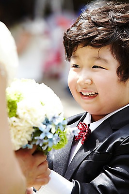 포토 JPG 주간 라이프스타일 남자 행복 어린이 부케 결혼 한명 미소 웃음 들기 사람 동양인 정장 턱시도 소년 상반신 야외 옆모습 아웃포커스 한국인 축복 남자만 남자한명만 어린이만 소년만 소년한명만 국내포토 자연요소 1 옷 감정 뷰포인트 꽃다발 컨셉 모션 촬영기법 표정 인종 이벤트 생활 파일형식
