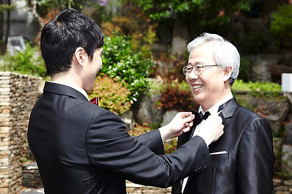 포토 JPG 주간 라이프스타일 할아버지 노년 남자 행복 안경 아들 신랑 결혼 가족 나비넥타이 미소 웃음 사람 동양인 정장 턱시도 상반신 성인 야외 두명 옆모습 아웃포커스 30대 실버라이프 부모 마주보기 한국인 자녀 아빠 축복 60대 리마인드웨딩 몸단장 부자지간 남자만 안경낌 국내포토 자연요소 잡화 옷 감정 뷰포인트 컨셉 관계 모션 넥타이 촬영기법 표정 인종 이벤트 생활 장년 파일형식