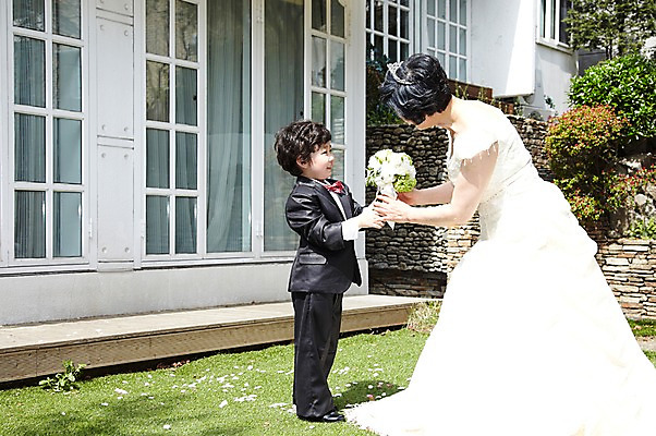 포토 JPG 주간 전신 라이프스타일 여자 노년 남자 행복 할머니 어린이 부케 웨딩드레스 결혼 가족 손자 서기 미소 웃음 들기 사람 동양인 정장 턱시도 소년 잔디 성인 야외 두명 옆모습 실버라이프 마주보기 한국인 축복 60대 주기 리마인드웨딩 국내포토 자연요소 식물 드레스 옷 감정 뷰포인트 꽃다발 컨셉 관계 모션 표정 인종 이벤트 생활 손주 파일형식