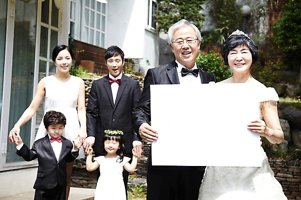 포토 JPG 주간 라이프스타일 배너 여자 할아버지 노년 남자 딸 행복 아들 할머니 어린이 웨딩드레스 결혼 가족 엄마 손자 손녀 대가족 사각프레임 광고판 서기 미소 웃음 들기 사람 동양인 정장 턱시도 소녀 소년 여러명 성인 야외 앞모습 아웃포커스 30대 실버라이프 부모 한국인 자녀 아빠 축복 60대 알림 손주 며느리 가족사진 리마인드웨딩 국내포토 자연요소 드레스 옷 감정 뷰포인트 다수 컨셉 관계 모션 프레임 알림판 촬영기법 표정 인종 이벤트 생활 장년 사각형 판 파일형식 단체사진