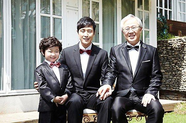 포토 JPG 주간 라이프스타일 할아버지 노년 남자 행복 아들 어린이 결혼 가족 손자 서기 미소 웃음 사람 앉기 동양인 정장 턱시도 소년 성인 야외 앞모습 세명 30대 실버라이프 부모 손잡기 한국인 자녀 아빠 축복 60대 가족사진 리마인드웨딩 부자지간 남자만 국내포토 자연요소 옷 감정 뷰포인트 컨셉 관계 모션 표정 인종 이벤트 생활 장년 손주 파일형식 단체사진