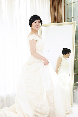 포토 JPG 전신 라이프스타일 드레스 여자 노년 행복 할머니 신부 웨딩드레스 결혼 실내 한명 서기 미소 웃음 사람 동양인 옆모습 실버라이프 반사 거울 한국인 커튼 축복 60대 리마인드웨딩 노인만 노인여자만 노인여자한명만 국내포토 1 옷 감정 뷰포인트 컨셉 모션 표정 인종 이벤트 성인 내부 생활 여자만 여자한명만 성인만 파일형식