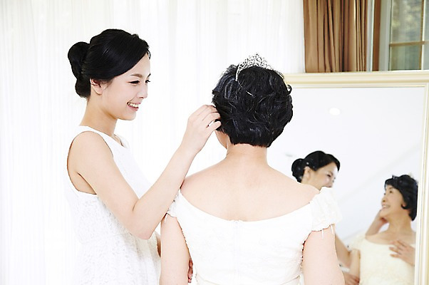 포토 JPG 라이프스타일 드레스 여자 노년 딸 행복 할머니 신부 웨딩드레스 결혼 가족 모녀 엄마 실내 미소 웃음 사람 동양인 상반신 성인 두명 뒷모습 30대 실버라이프 부모 반사 거울 한국인 자녀 커튼 축복 60대 며느리 리마인드웨딩 여자만 국내포토 옷 감정 뷰포인트 컨셉 관계 표정 인종 이벤트 내부 생활 장년 파일형식