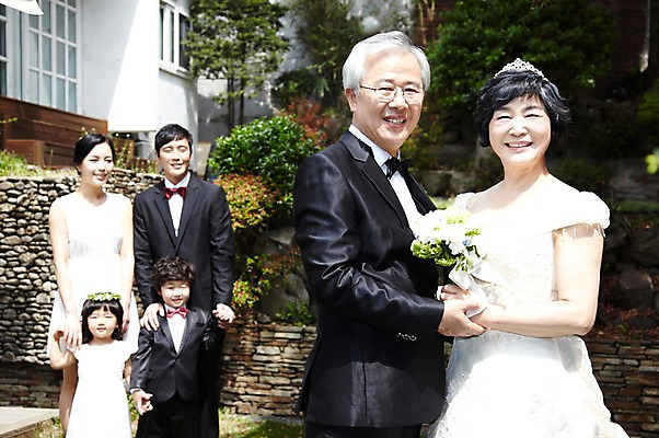 포토 JPG 주간 라이프스타일 여자 할아버지 노년 남자 딸 행복 아들 할머니 어린이 부케 웨딩드레스 결혼 가족 엄마 손자 손녀 대가족 서기 미소 웃음 들기 사람 동양인 정장 턱시도 소녀 소년 여러명 성인 야외 앞모습 아웃포커스 30대 실버라이프 부모 한국인 자녀 아빠 축복 60대 손주 며느리 가족사진 리마인드웨딩 국내포토 자연요소 드레스 옷 감정 뷰포인트 꽃다발 다수 컨셉 관계 모션 촬영기법 표정 인종 이벤트 생활 장년 파일형식 단체사진