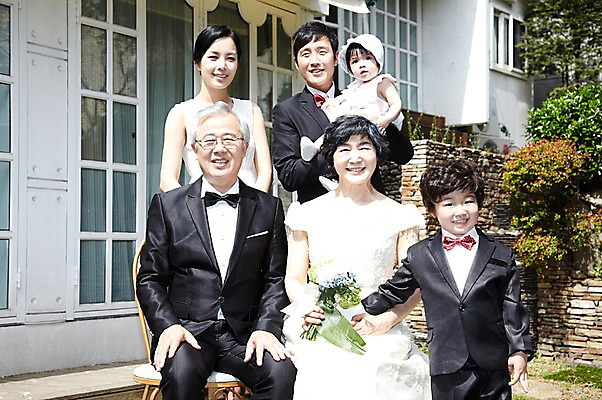 포토 JPG 주간 라이프스타일 여자 할아버지 노년 남자 딸 행복 아들 할머니 어린이 부케 웨딩드레스 결혼 가족 안기 엄마 손자 손녀 대가족 서기 미소 웃음 들기 사람 앉기 동양인 정장 턱시도 소녀 소년 여러명 성인 야외 앞모습 30대 실버라이프 부모 한국인 자녀 아기 아빠 축복 60대 손주 며느리 가족사진 리마인드웨딩 국내포토 자연요소 드레스 옷 감정 뷰포인트 꽃다발 다수 컨셉 관계 모션 표정 인종 이벤트 생활 장년 파일형식 단체사진