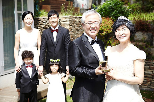 포토 JPG 주간 라이프스타일 여자 할아버지 노년 남자 딸 행복 아들 할머니 어린이 웨딩드레스 결혼 프로포즈 가족 엄마 손자 손녀 대가족 선물 서기 미소 웃음 들기 사람 동양인 정장 턱시도 소녀 소년 여러명 성인 야외 앞모습 아웃포커스 30대 실버라이프 부모 한국인 자녀 반지 아빠 축복 60대 손주 며느리 가족사진 예물 결혼반지 리마인드웨딩 국내포토 자연요소 드레스 옷 감정 뷰포인트 다수 컨셉 장신구 관계 모션 촬영기법 표정 인종 이벤트 생활 장년 파일형식 단체사진