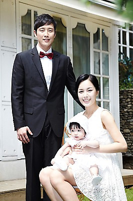 포토 JPG 주간 라이프스타일 드레스 여자 남자 딸 행복 결혼 가족 서기 미소 웃음 사람 앉기 동양인 정장 턱시도 성인 야외 앞모습 세명 30대 부모 한국인 자녀 아기 축복 국내포토 자연요소 옷 감정 뷰포인트 컨셉 관계 모션 표정 인종 이벤트 생활 장년 파일형식