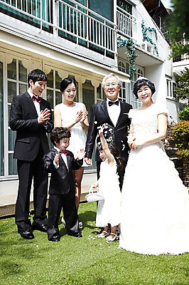 포토 JPG 주간 전신 라이프스타일 여자 할아버지 노년 남자 딸 행복 아들 할머니 어린이 웨딩드레스 결혼 가족 엄마 손자 손녀 대가족 서기 미소 웃음 사람 동양인 정장 턱시도 소녀 소년 잔디 여러명 성인 야외 앞모습 30대 실버라이프 부모 바구니 한국인 자녀 축하 아빠 축복 60대 박수 손주 며느리 가족사진 꽃가루 리마인드웨딩 들러리 국내포토 자연요소 식물 드레스 옷 감정 뷰포인트 다수 컨셉 관계 모션 표정 인종 손짓 이벤트 생활 장년 가루 하객 파일형식 단체사진