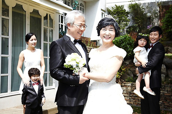 포토 JPG 주간 라이프스타일 여자 할아버지 노년 남자 딸 행복 아들 할머니 어린이 부케 웨딩드레스 결혼 가족 안기 엄마 손자 손녀 대가족 서기 미소 웃음 들기 사람 동양인 정장 턱시도 소녀 소년 여러명 성인 야외 30대 실버라이프 부모 한국인 자녀 아빠 축복 60대 손주 며느리 가족사진 리마인드웨딩 국내포토 자연요소 드레스 옷 감정 꽃다발 다수 컨셉 관계 모션 표정 인종 이벤트 생활 장년 파일형식 단체사진