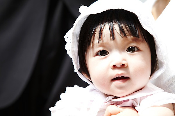 포토 JPG 모자 잡화 여자 딸 행복 한명 사람 동양인 근접촬영 상반신 앞모습 아웃포커스 아기 축복 여자만 여자한명만 아기만 여자아기만 여자아기한명만 국내포토 1 감정 뷰포인트 컨셉 가족 촬영기법 인종 파일형식