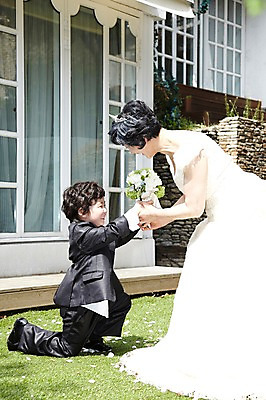 포토 JPG 주간 전신 라이프스타일 여자 노년 남자 행복 할머니 어린이 부케 웨딩드레스 결혼 프로포즈 가족 손자 서기 미소 웃음 들기 사람 동양인 정장 턱시도 소년 잔디 성인 야외 두명 옆모습 실버라이프 마주보기 한국인 축복 60대 무릎꿇기 주기 리마인드웨딩 국내포토 자연요소 식물 드레스 옷 감정 뷰포인트 꽃다발 컨셉 관계 모션 표정 인종 이벤트 생활 손주 파일형식