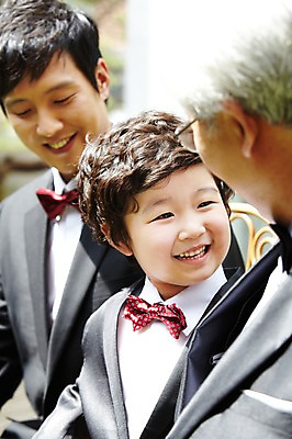 포토 JPG 주간 라이프스타일 할아버지 노년 남자 행복 아들 어린이 결혼 가족 손자 미소 웃음 사람 동양인 정장 턱시도 소년 상반신 성인 야외 아웃포커스 세명 30대 실버라이프 부모 마주보기 한국인 자녀 아빠 축복 60대 가족사진 리마인드웨딩 부자지간 남자만 국내포토 자연요소 옷 감정 컨셉 관계 모션 촬영기법 표정 인종 이벤트 생활 장년 손주 파일형식 단체사진