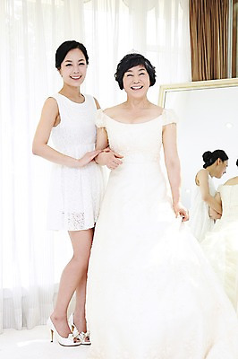 포토 JPG 전신 라이프스타일 드레스 여자 노년 딸 행복 할머니 신부 웨딩드레스 결혼 가족 모녀 엄마 실내 서기 미소 웃음 사람 동양인 성인 두명 앞모습 30대 실버라이프 부모 반사 팔짱 거울 한국인 자녀 커튼 축복 60대 며느리 리마인드웨딩 여자만 국내포토 옷 감정 뷰포인트 컨셉 관계 모션 표정 인종 이벤트 내부 생활 장년 파일형식